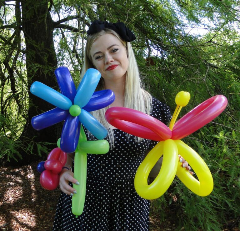 balloon artist and balloon twister kids party entertainment